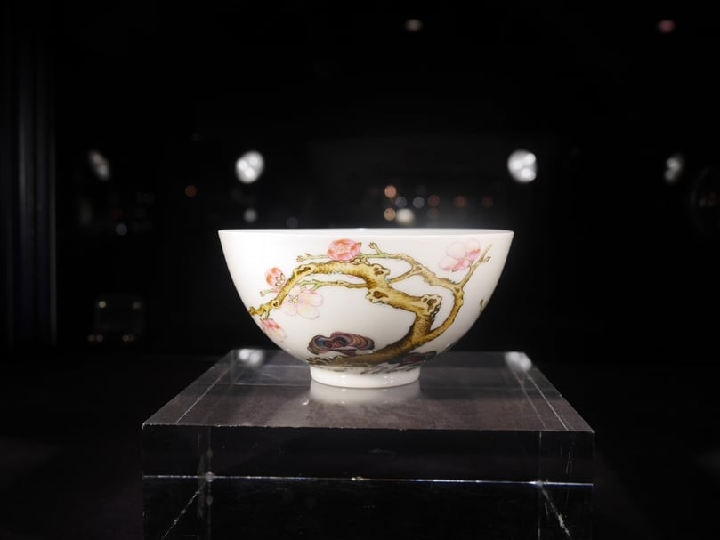清雍正《粉彩春梅靈芝盌》，預估價1,200萬至1,500萬港元，成交價2,897萬5,000港元。（攝影／王怡文）