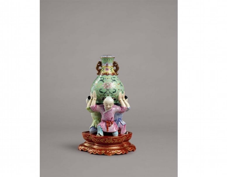 清乾隆《粉彩三子獻壽寶瓶》，預估價250萬至300萬港元，成交價1,577萬5,000港元。（圖／香港蘇富比）