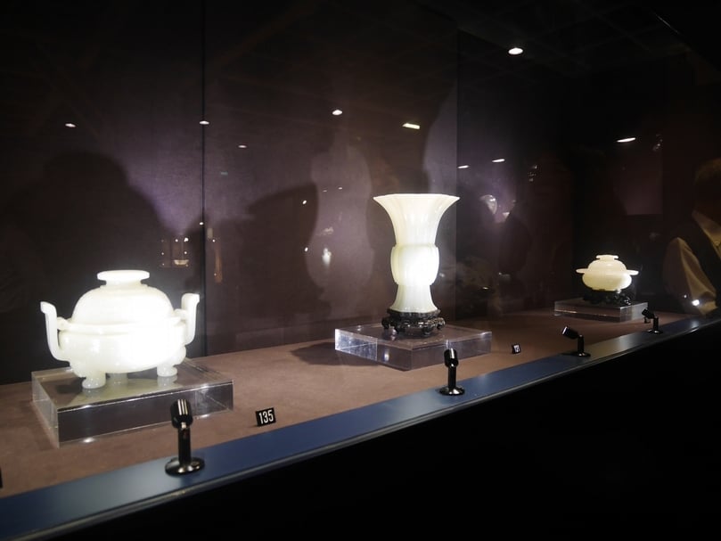 「利國偉爵士藏重要中國藝術珍品（二）」專場中上拍有不少見質精的清代玉器，居中者為清乾隆《白玉菱花式花觚》，預估價300萬至500萬港元，成交價1,217萬5,000港元。（攝影／王怡文）