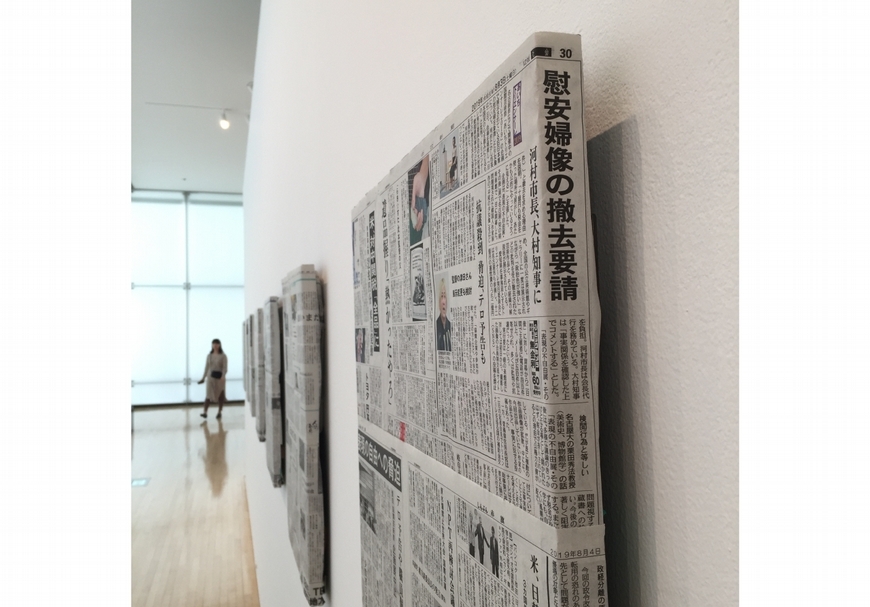 在豐田市立美術館展出的古巴藝術家雷尼爾．萊巴．諾柏（Reynier Leyva Novo），將繪畫作品全部用本次展覽被關閉的報導包覆。（攝影／劉致宏）