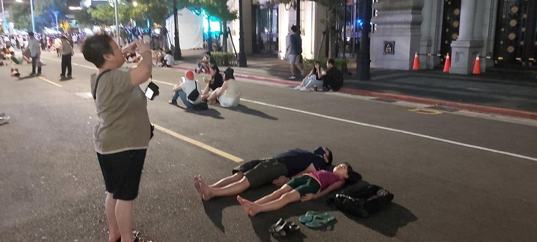 參與民眾利用白晝之夜的封街區域，拍攝時下風行的開箱照。（攝影／吳牧青）