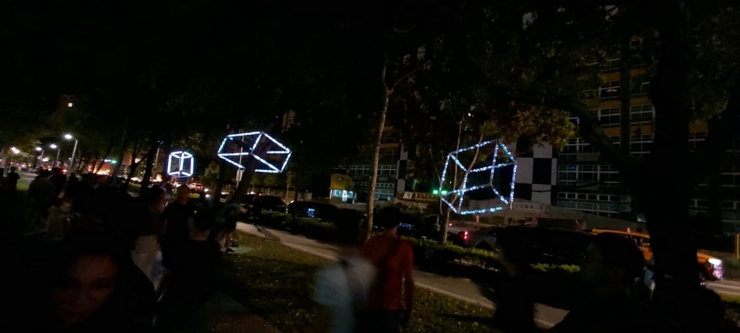 午夜時分，仍有逾十萬名觀眾在街頭，擺在他們眼前的，多數直覺是「走了很多的路，換來存在感很低的作品」。（攝影／吳牧青）
