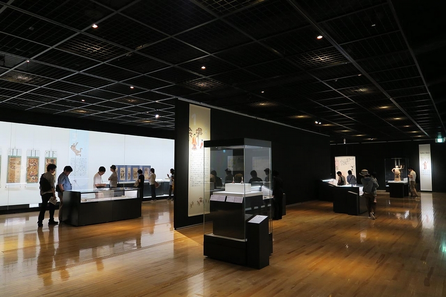 龍谷博物館二樓展覽現場。（攝影／李孟學）