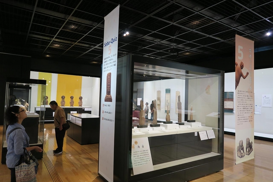 龍谷博物館三樓展場，前方展櫃展出的是圓空佛；後方展櫃展出的是木喰佛。（攝影／李孟學）