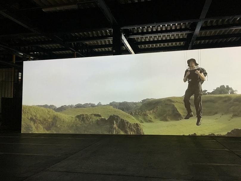 亞伯拉罕．普安什瓦爾（Abraham Poincheval）的作品《漫步雲端》（Marche sur les nuages）。（攝影／鄒婷）