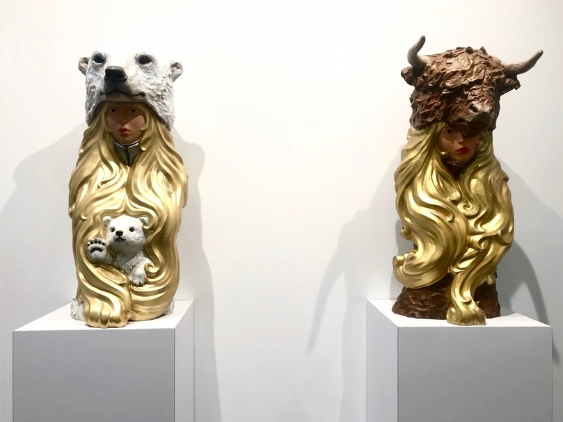 國璽藝術帶來藝術家林國瑋的雕塑作品，意欲傳達人類與動物和平共處的概念；左為《FiveFive Bear》，右為《屋脊之矛》。（本刊資料室）