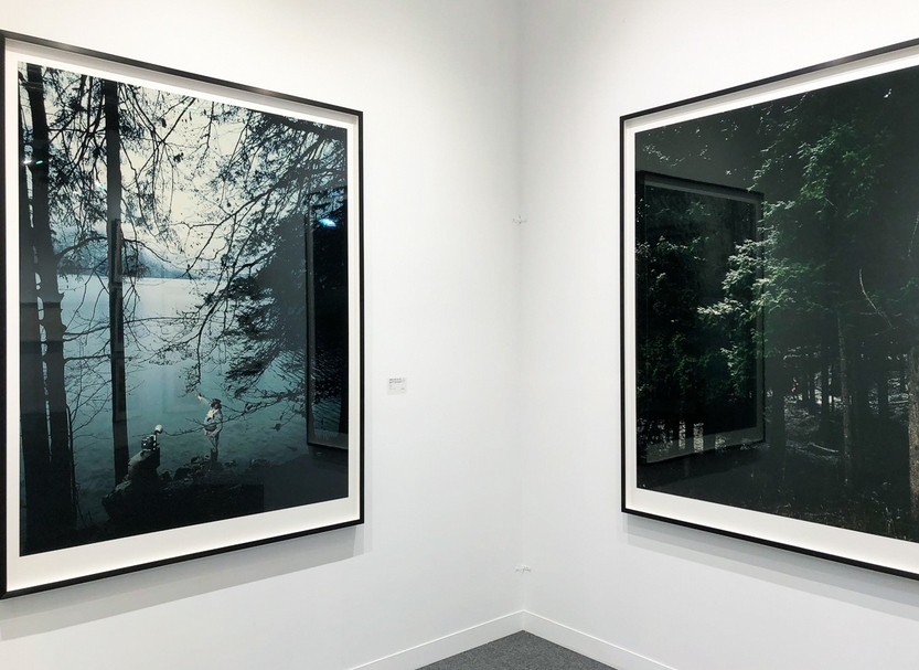 安德里亞斯．穆埃（Andreas Mühe）《上薩爾茨堡山系列：希特勒榮格》（Hitlerjung, from the series: Obersalzberg）於白石畫廊展出。（本刊資料室）
