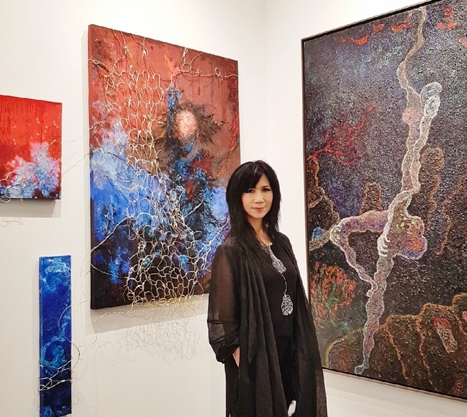 藝術家李昕和其繪畫作品《一個人．舞．我》在天趣國際藝術展位呈現。（本刊資料室）