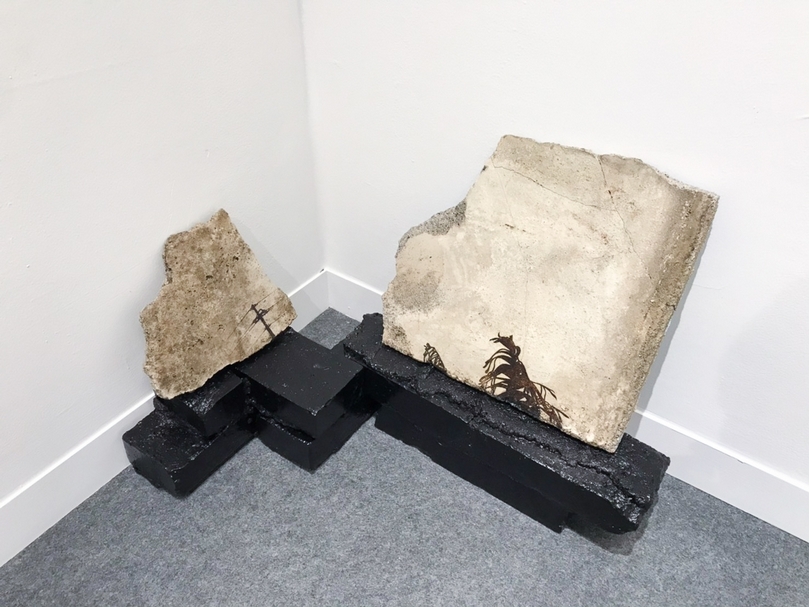 作品《無題》為黃敏哲記憶中的產業道路，用磚頭來表達對於兒時記憶的想念。（攝影／許雲喬）