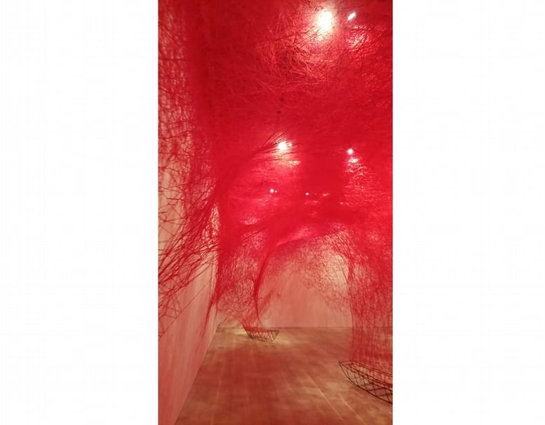 東京六本木森美術館今年推出塩田千春個展,其代表作是以細長的棉線編織,仿若是小但不失細膩的回憶、懷念和夢境,穿梭組合成一幕幕寬闊並帶詩意的場景。(©Elizabeth hsinyin Lee)
