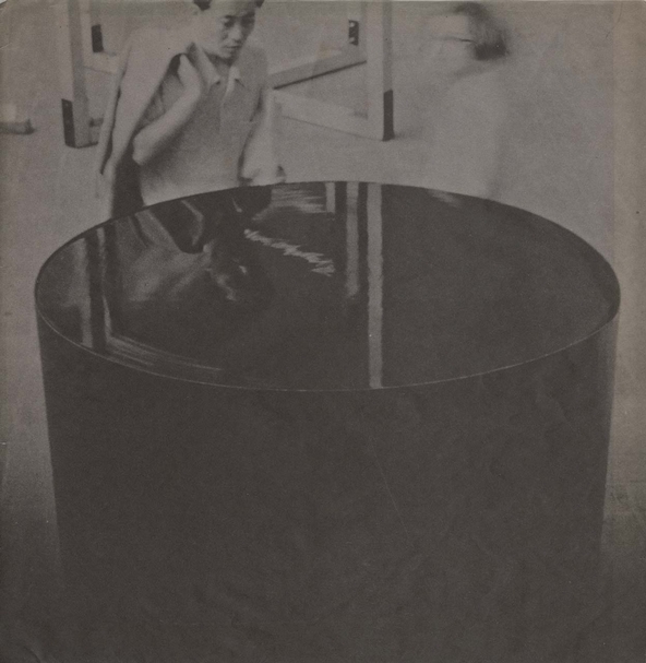 關根伸夫《空相—水》（Phase of Nothingness–Water，1969）於第九屆日本當代藝術展（東京都美術館）現場。（Minemura Toshiaki Archive提供）
