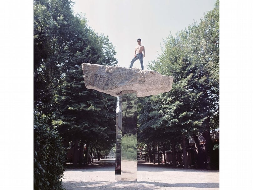 1970年關根伸夫與他的作品《空相》（1969）於第35屆威尼斯雙年展日本館。©Nobuo Sekine, courtesy of the artist and Blum & Poe, Los Angeles/New York/Tokyo
