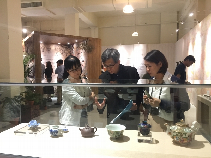 展覽現場,中間者為國立歷史博物館館長廖新田。(圖/國立歷史博物館)