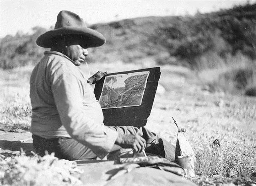 創作中的亞伯特．納馬吉拉（Albert Namatjira）。（© www.art-almanac.com.au）