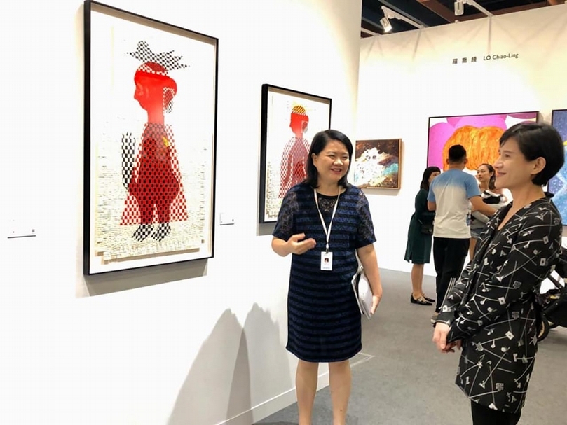 文化部長鄭麗君更於公眾展期第二天（10/19）親臨會場，參觀數間畫廊與特色展區。（取自鄭麗君臉書）