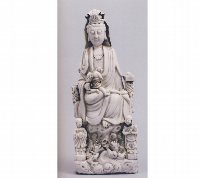 明-清代《白瓷觀音童子像》（瑪麗亞觀音）， 東京國立博物館藏。（圖片來源：《仏像 中国・日本図録》）