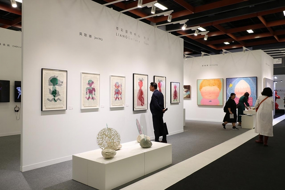 尊彩藝術中心代理長達九年的藝術家吳耿禎，其作品幾乎在貴賓預展時就售罄。（攝影／邱惠鈺）