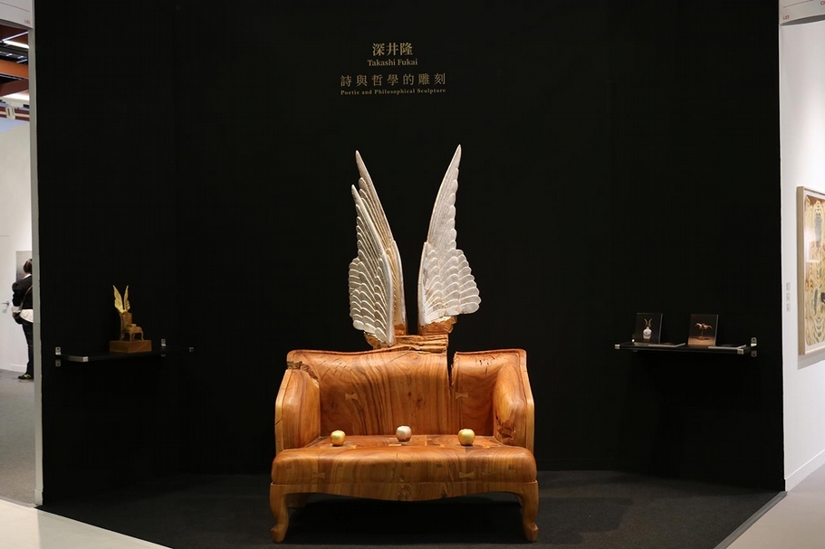 深井隆（Takashi Fukai）的木雕作品是赤粒藝術的展位亮點。（攝影／邱惠鈺）