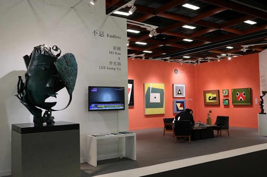 采泥藝術推出的兩位重量級藝術家李光裕和霍剛的雙個展，受到藏家的歡迎。（攝影／邱惠鈺）