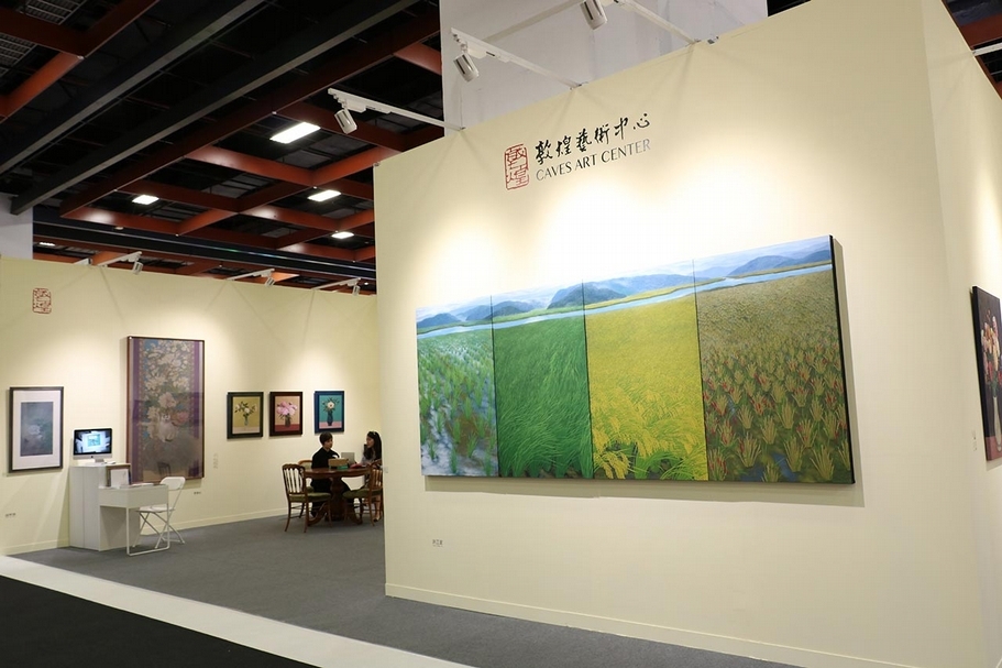 敦煌藝術中心展位上陳珮怡、林麗玲、洪江波和洪平濤等幾位藝術家最受歡迎。（攝影／邱惠鈺）