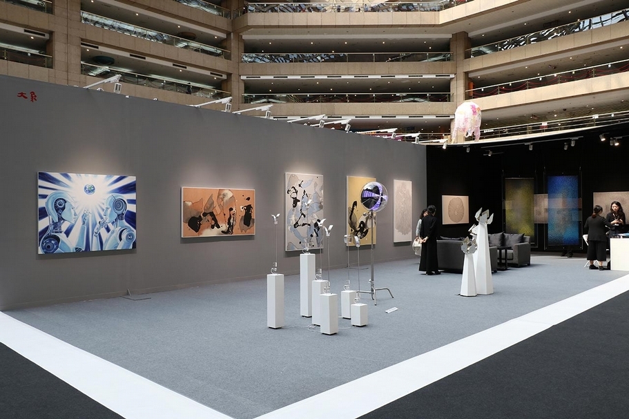 大象藝術空間展位一景。（攝影／邱惠鈺）