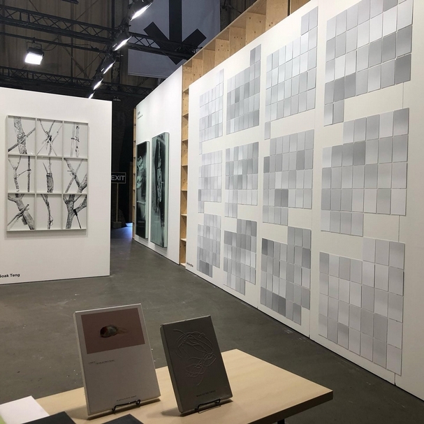新加坡攝影空間DECK畫廊區展位照。(©Deck)