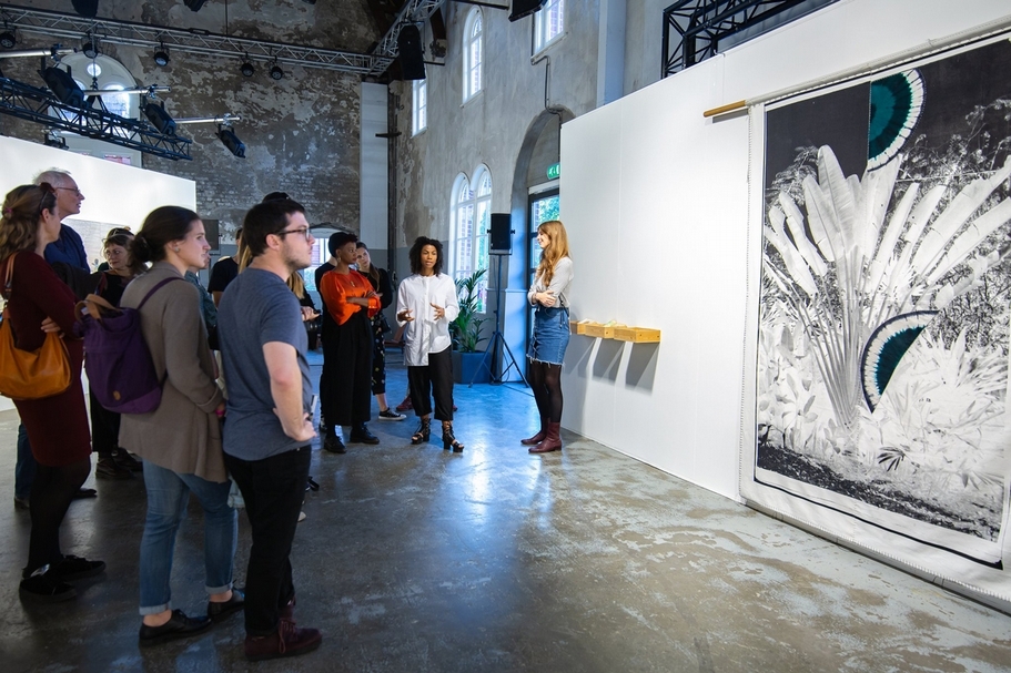 Unseen策展人艾蜜莉.羅斯(Amelie Rose)與藝術家佐拉.歐普果(Zohra Opoku)為觀眾導覽展覽「編織事件」。( ©Maarten Nauw)