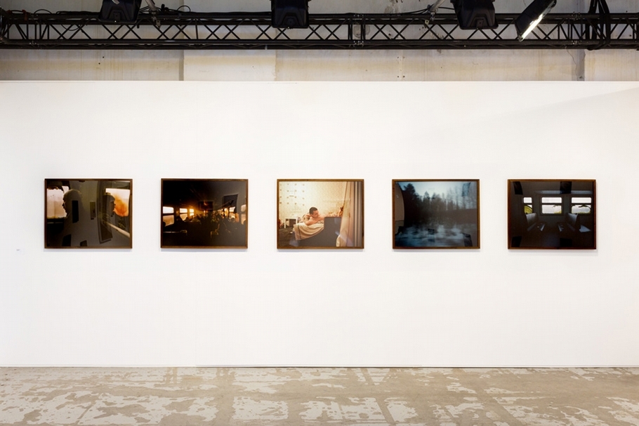「日本新銳攝影家聯展」小原一真(Kazuma Obara)作品展場空間照。(©IMA Photography)