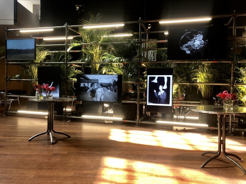 Unseen於展期間設置屏幕,循環播放Futures推薦的數十位藝術家作品。(攝影/李欣潔)