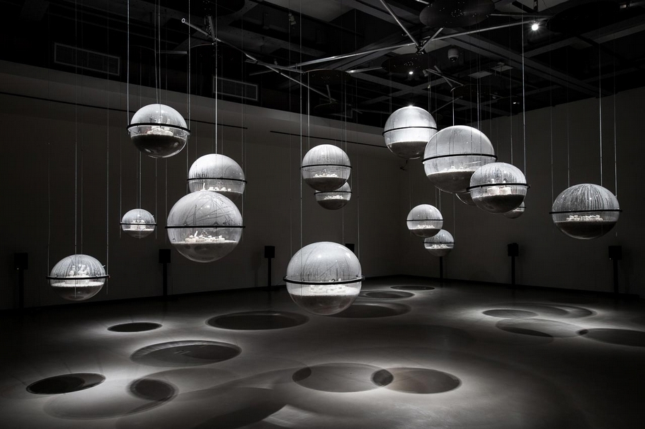 2018年台北雙年展「後自然：美術館作為一個生態系統」展出作品菌絲網絡社會（弗朗茲．薩韋爾(Franz Xaver)、太郎(Taro)、馬丁．豪斯(Martin Howse)、鄭淑麗(Shu Lea Cheang)、全球網絡節點(Global Network Nodes)）《菌絲網絡社會》。（© 參展團隊、台北市立美術館提供）