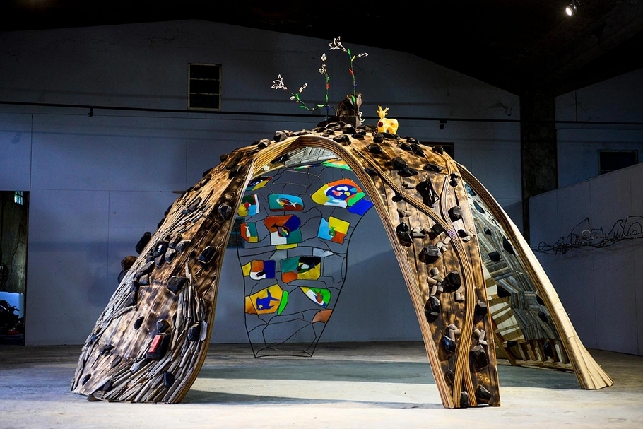 2018台灣雙年展「野根莖」展出作品拉黑子．達立夫《海 美／沒 館》，海廢（塑膠、磚、漁線、鋼筋、漂流木、竹）、木、黃藤、陶、石，尺寸依展出場地而定，2018。（藝術家提供）