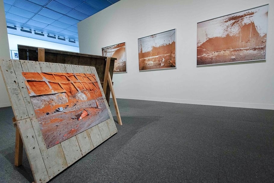 2017年徐文瑞於高雄市立美術館策劃「南方：問與聽的藝術」一展，其中陳伯義的作品《莫拉克颱風》。（高雄市立美術館提供）