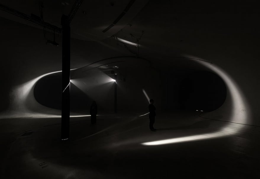 進入「呼吸的路徑」展演現場中，透過光的來回運行，觀眾便可從牆面的反射與來回，意識到場域獨特的造型。（ⓒ張永達、攝影／王世邦）