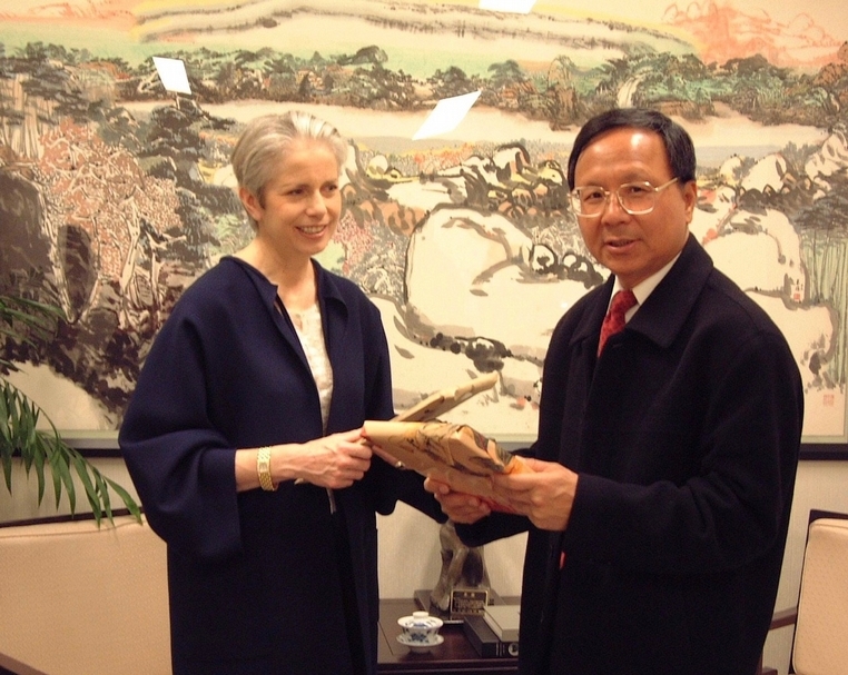 2000年1月7日，Chaumet的博物館館長德．布蘭瓦（Béatrice de Plinval ）首次參訪故宮，拜會前院長杜正勝。（陸仲雁提供）