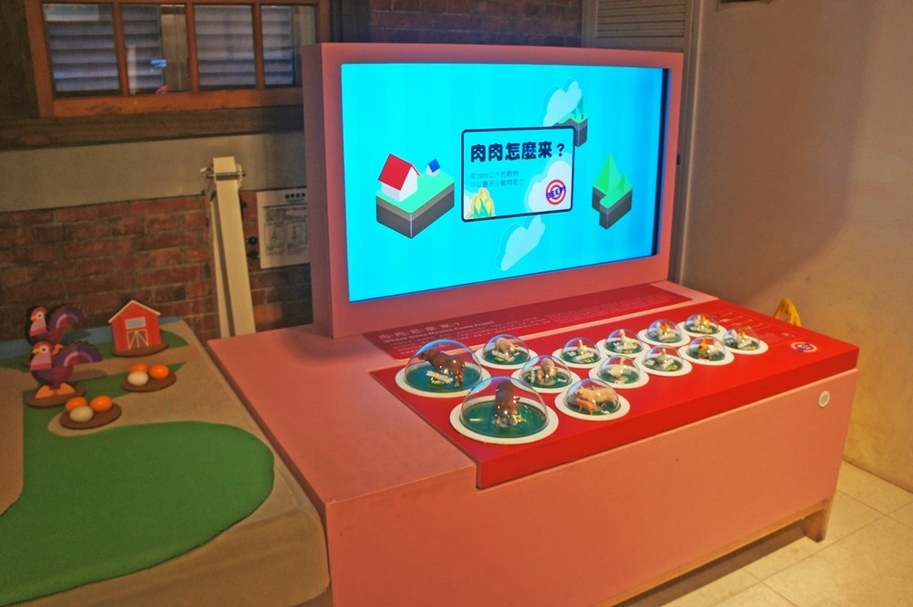 這個遊戲是要幫農場主人的忙，算出2000公斤的穀物，可以養活幾頭牛、幾隻豬和雞鴨等。先了解每種動物的食量，再按按看。別讓農場主人損失喔。