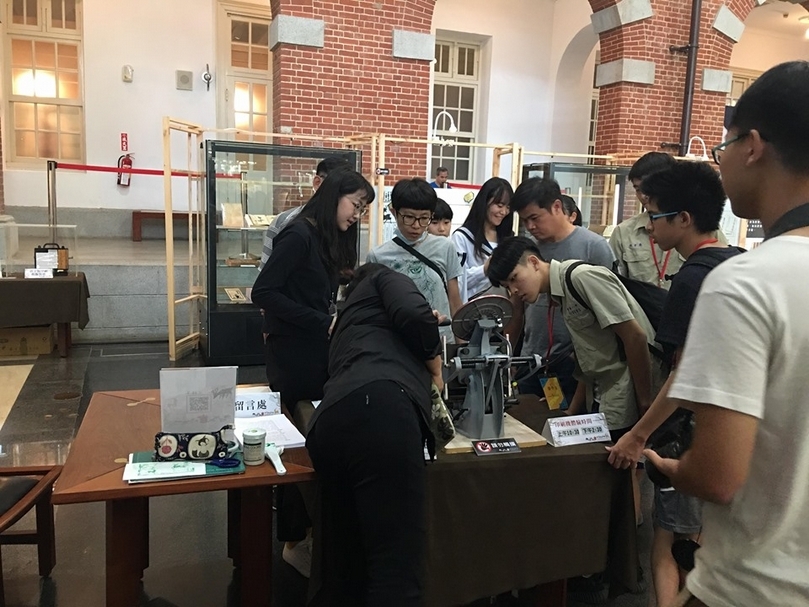 現場有國立科學工藝博物館提供之圓盤印刷機，提供民眾實際操作體驗。（鄭婷提供）