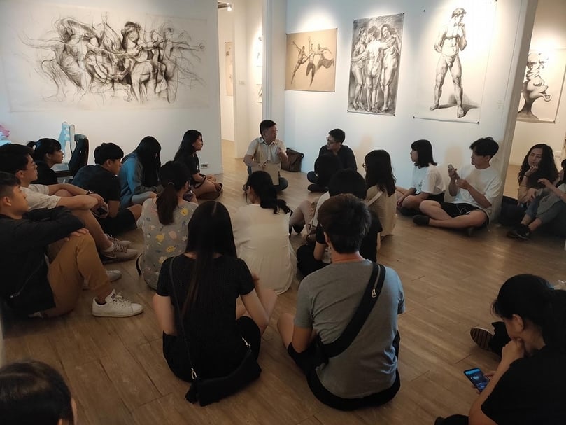 43號創藝實習中心裡美術系學生正在進行素描課評圖展。（東海大學美術系提供）