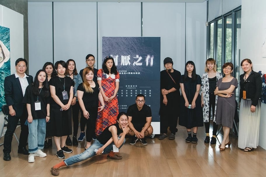 2019年5月，第九屆實習策展「何厭之有」藝術家與策展團隊合影。（東海大學美術系提供）