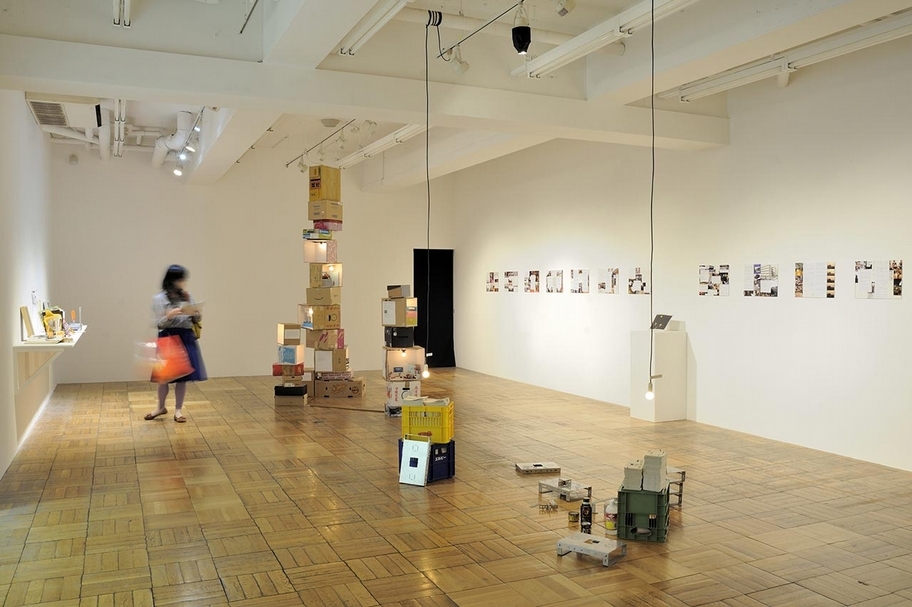 2014年,葉佳蓉策劃的「浪漫的地理——藝術家田野調查暨展演計畫」於日本東京arts chiyoda 3331展覽現場。(葉佳蓉提供)