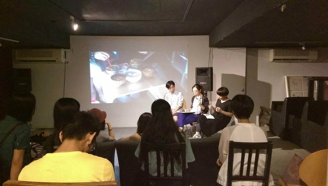藝術家西澤諭志(Satoshi Nishizawa)放映會,前排中為策展人葉佳蓉。(葉佳蓉提供)
