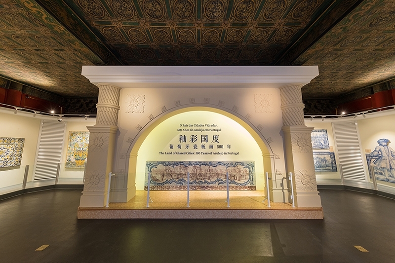 「釉彩國度—葡萄牙瓷板畫500年」展覽現場。（王明彥提供）