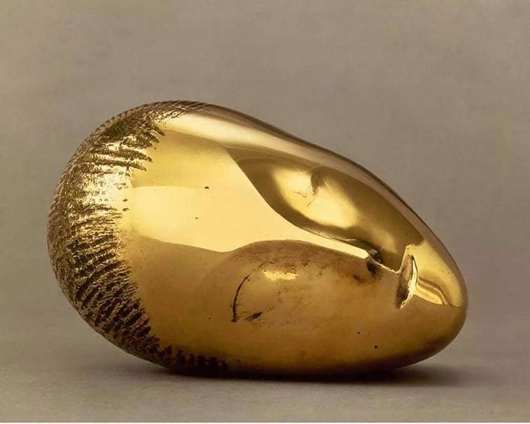 康斯坦丁．布朗庫西（Constantin Brancusi）《睡眠繆斯》（Sleeping Muse）。（© Centre Pompidou, MNAM-CCI/Philippe Migeat/ Dist. RMN-GP）