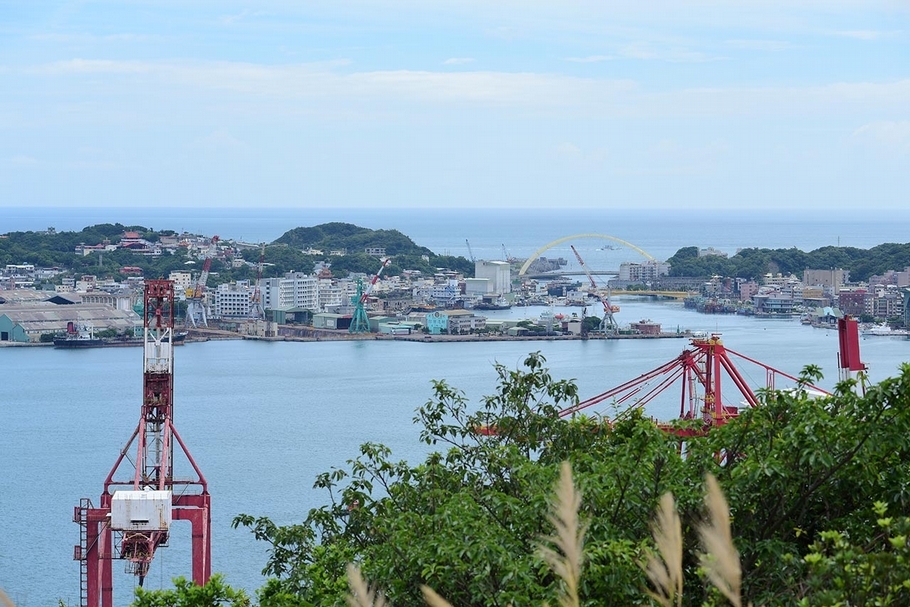 自基隆市火號山眺望臺灣國際造船股份有限公司基隆廠。（© Taiwankengo）