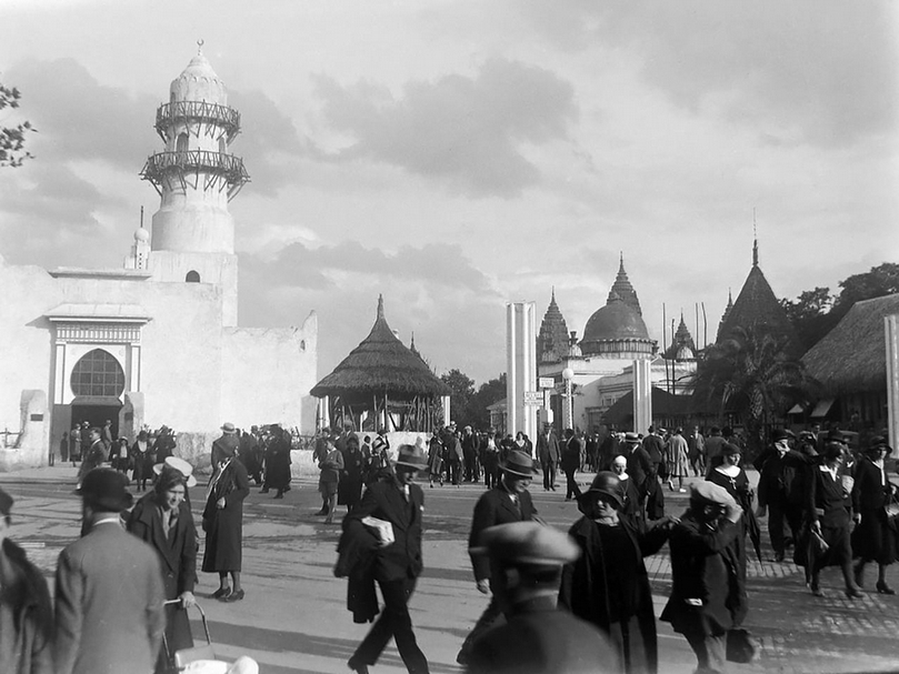 1931年巴黎「國際殖民博覽會」的照片若不細看會誤以為背景是「迪士尼樂園」或「六福村」。（© wikimedia）
