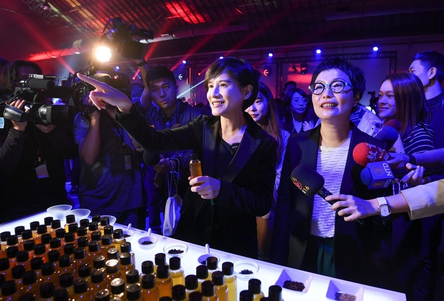 文化內容策進院正式揭牌典禮現場，文化部長鄭麗君與文策院董事長丁曉菁。（文策院提供）