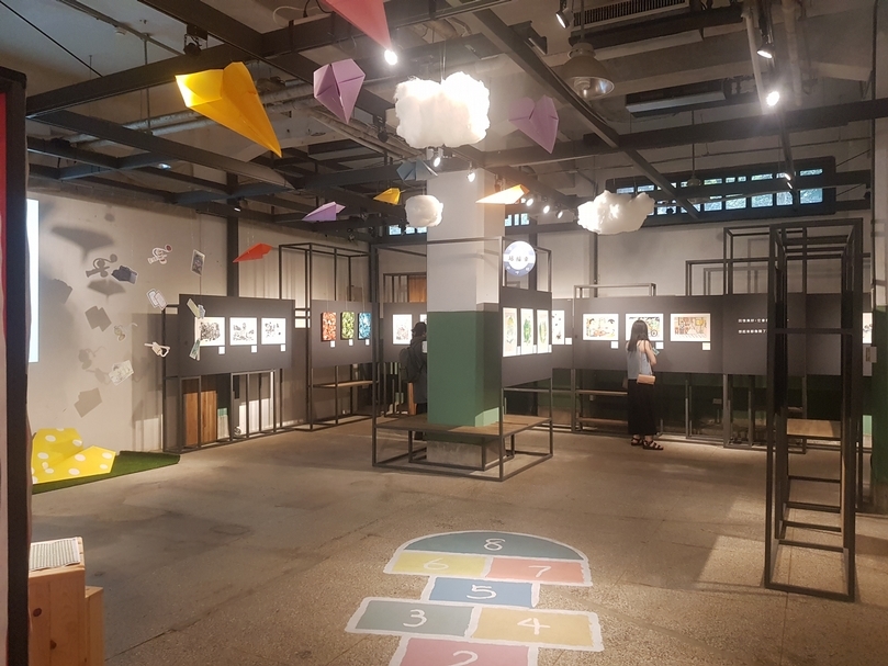 展場中央畫著「跳房子」，是許多人的童年回憶。這次來看展覽，不妨讓自己回到童年，再玩一次吧！