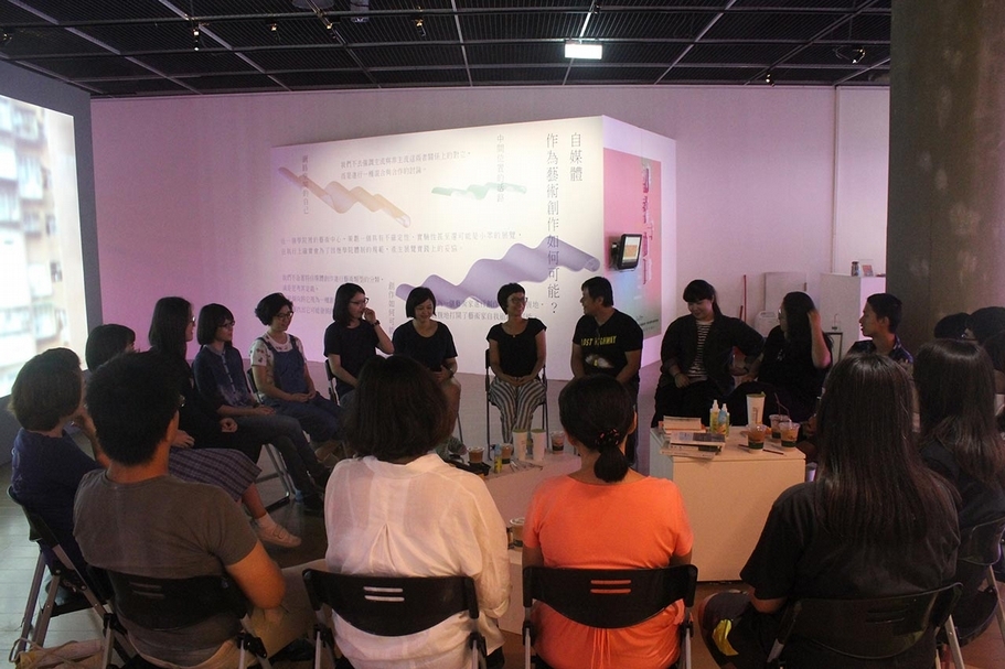 實習策展高雄師範大學跨領域藝術研究所來看展對談。（蔡明君提供）