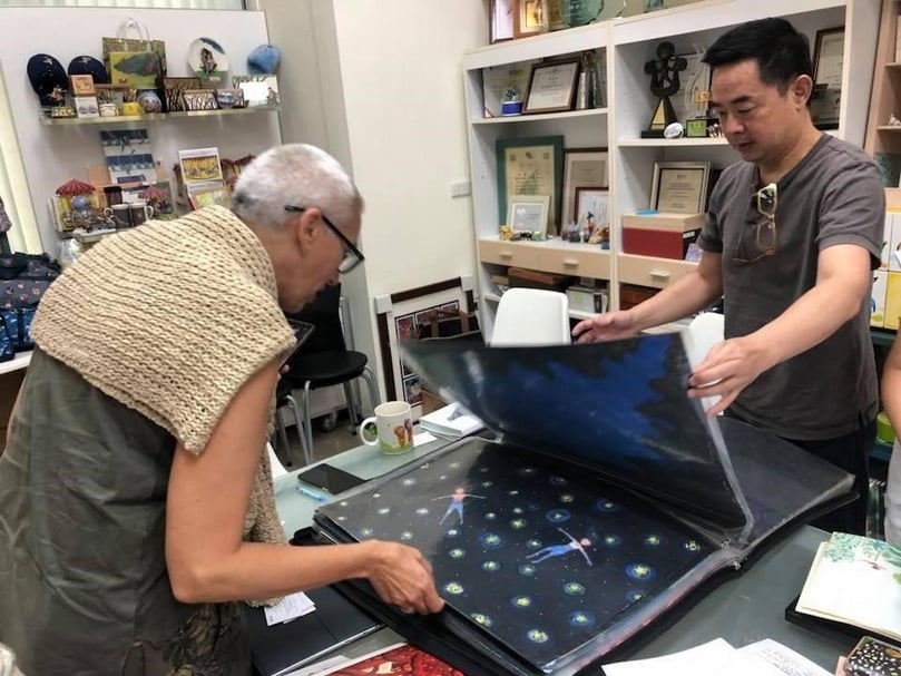 2018年夏天親自赴墨策國際選件的ABC美術館館長印瑪古拉達．葛秋（左）與幾米（右）。（攝影／林品樺）