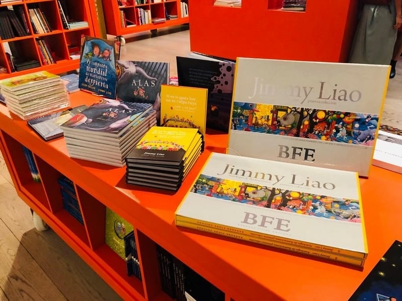 美術館書店現場並販售幾米西班牙語繪本。（攝影／林品樺）
