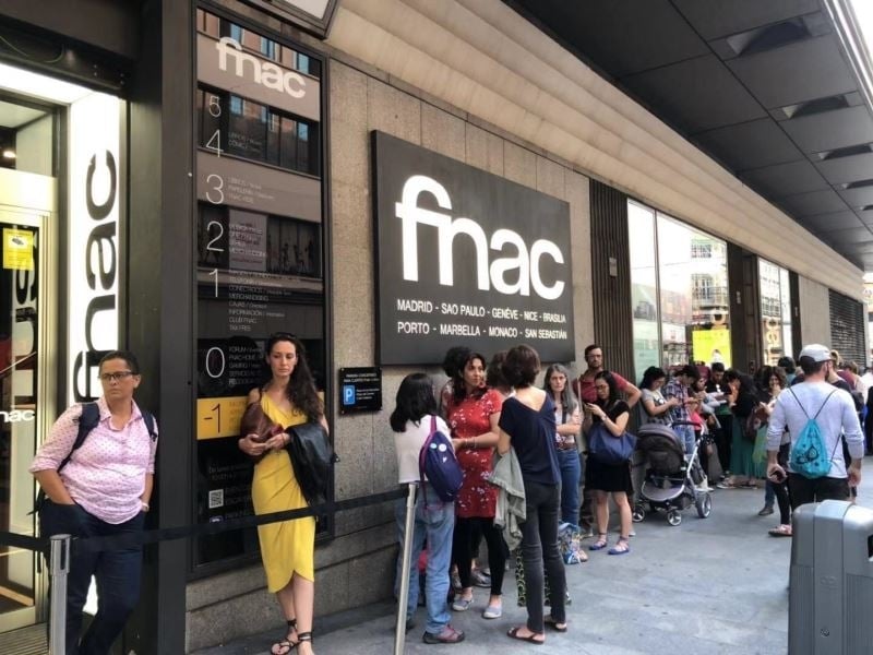 幾米馬德里簽書會場外排隊人潮。（文化部提供）